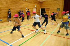 中学生のアドバイスを受けながら体力テストに挑む足寄町内の小学生