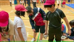 中学生のアドバイスを受けながら体力テストに挑む足寄町内の小学生