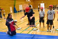 中学生のアドバイスを受けながら体力テストに挑む足寄町内の小学生