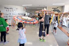傘踊りに児童興味津々　保存会が池田小で披露 2