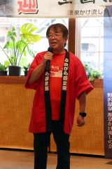 あいさつする蟹谷会長