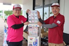 「十勝地サイダー」缶バッジのガチャ、道の駅おとふけに登場