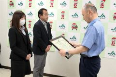 澁谷署長(右)から感謝状を受け取る(左から)花川さん、鯖江組合長(JAひろお提供)