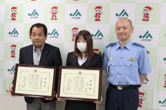感謝状を受け取った(左から)鯖江組合長、花川さん。右は澁谷署長(JAひろお提供)