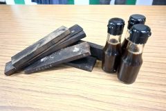 規格外サツマイモを使用した濃厚酢（右）と熟成させる際に一緒に容器に入れる焼いた木材