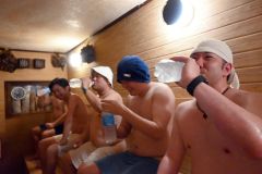 サウナ室でイオンウォーターを飲む参加者（２４日、ひまわり温泉）