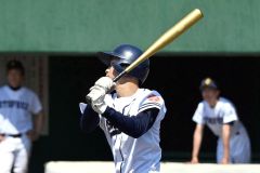 【Ｃブロック準決勝・帯大谷―音更】帯大谷は２回２死三塁、野尻剣心が左翼スタンドへ２点本塁打を放つ