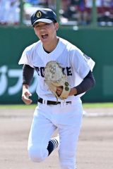 【Ｃブロック準決勝・帯大谷―音更】音更は１回、先発投手の田立知大主将が帯大谷打線を三者凡退に打ち取り、ベンチへと引き上げる