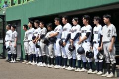 【Ｃブロック準決勝・帯緑陽―十勝連合】６回コールド負けを喫した十勝連合がベンチ前に整列する
