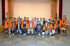講習会に参加した会員ら（前列左から４人目が岡田会長、同３人目は前川指導部長）
