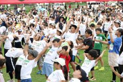 準備運動も入念に―。スタートを前にみんなでストレッチ