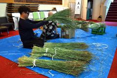 「茅の輪」作り（金野和彦撮影）