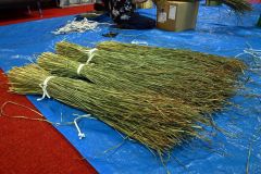 「茅の輪」作り（金野和彦撮影）
