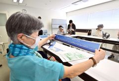 日高山脈のパノラマ写真を見る参加者
