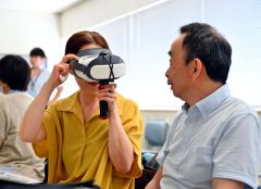 VR用のゴーグルを着け360度の大パノラマを疑似体験する参加者