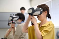 VR用のゴーグルを着け360度の大パノラマを疑似体験する参加者