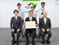 山形所長（前列右）から表彰状を受け取った山西氏ら
