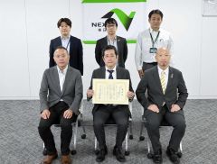 山形所長（前列右）から表彰状を受け取った石村氏ら