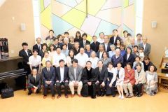 新得教会の１０代目牧師に就任した石橋さん（前列右から６人目）