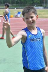 ５年男子１００メートル決勝で２８年ぶりの大会新となる１３秒７３を記録した十勝陸クのフレドリックス世梛