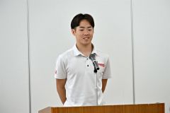 あいさつする岩井陽斗主将