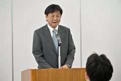 あいさつする合田倫佳団長
