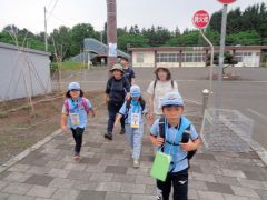 ゴールを目指し元気に歩く子どもたち（同団提供）