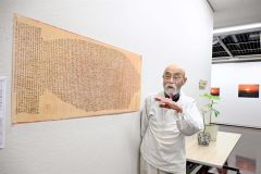 作品のの前で戦争体験を語る月下さん（金野和彦撮影）
