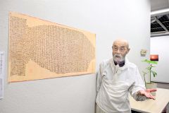作品のの前で戦争体験を語る月下さん（金野和彦撮影）