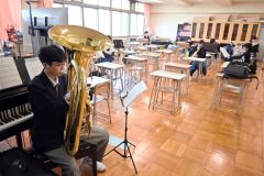 「音出し」に集中しながら練習する部員ら