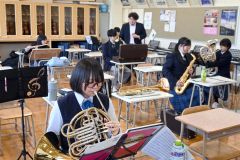 「音出し」に集中しながら練習する部員ら