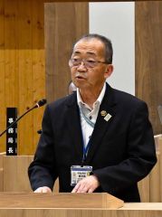 退任のあいさつを述べる山崎副村長