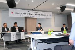 中央公園に関する考え方や情報提供を行うパネラーら（右から山中副社長、猪野毛委員長、高木課長、大橋課長）