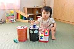 地域子育て支援センターすずらんで遊ぶ子ども