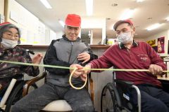 輪投げの輪をテープ伝いに隣へ手渡す「輪っかリレー」