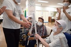 紙の棒でコップを運ぶ「コップリレー」