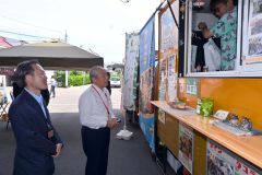 協定締結後、キッチンカーを視察する小野町長（右）と山中代表理事（左）