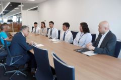 町長と懇談する隊員たち