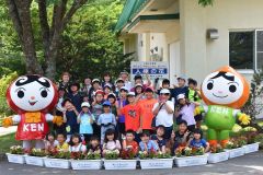 上美生小学校で人権の花運動