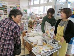 ポピーマートで開かれたエトネの弁当販売