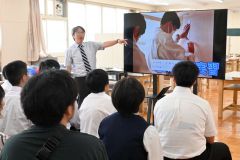 各科の学習内容などについて説明を受ける帯広南町中学校の生徒ら