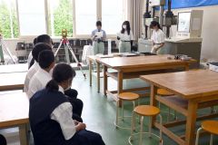 高校生から学科や機械の説明を受ける生徒ら
