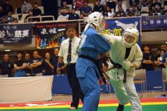 北斗旗全日本空道体力別選手権大会女子２２０以下で２連覇を果たした大道塾帯広支部の小野寺玲奈（右）