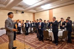乾杯の発声をする三井氏（左）