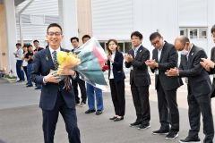 晴れやかな表情で役場を後にする森田村長