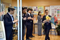 晴れやかな表情で役場を後にする森田村長