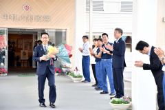 晴れやかな表情で役場を後にする森田村長