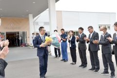 職員に感謝伝え、村役場を後に　中札内の森田村長退任セレモニー