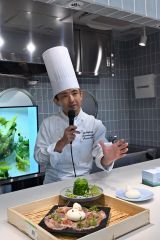 十勝ブッラータを使った料理を提案する杉本総料理長