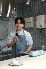 十勝ブッラータ（手前）の魅力を語る原田工房長